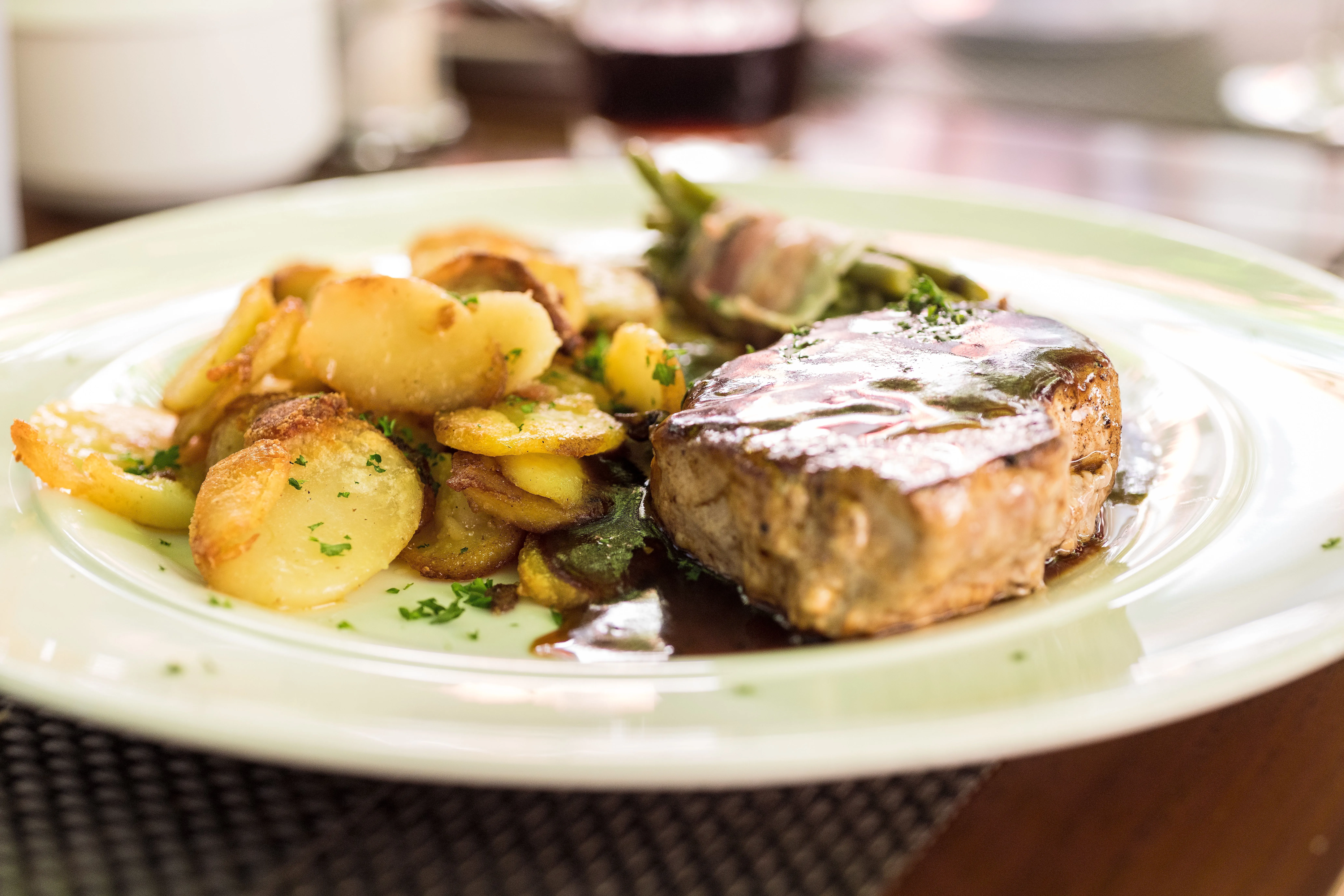 Ein Paar genießt die abendliche Mahlzeit im Restaurant Doctor Weinstube